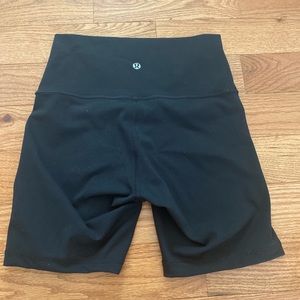 Lululemon Wunder Under High-Rise Short 7"

Black. Size 4. Tag out for comfort